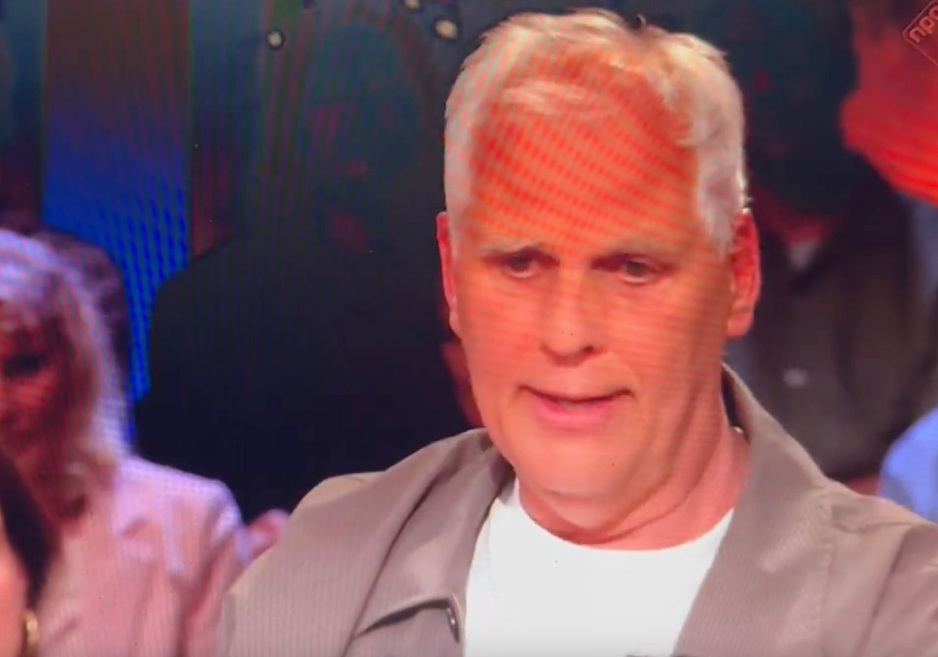 plaatje van ron fresen die wezenloos voor zich uitstaart