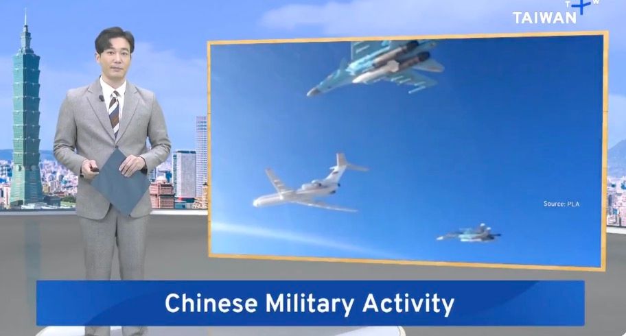 Taiwanese nieuwslezer bij plaatje van straaljagers