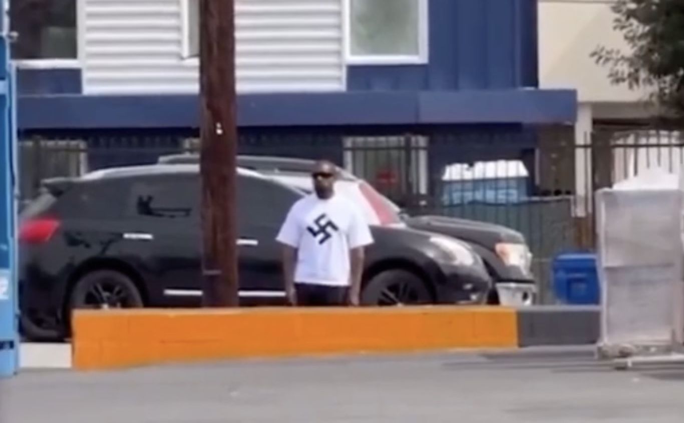 Kanye West draagt een shirt met een hakenkruis