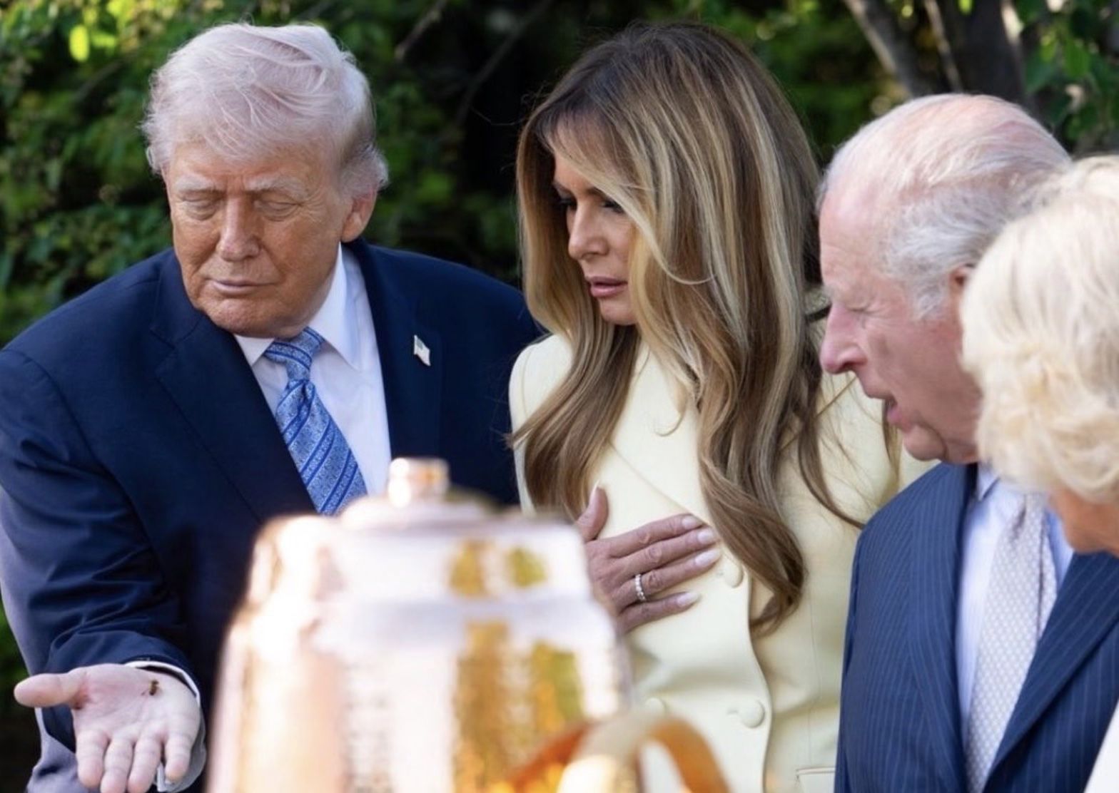 Trump met bij op hand