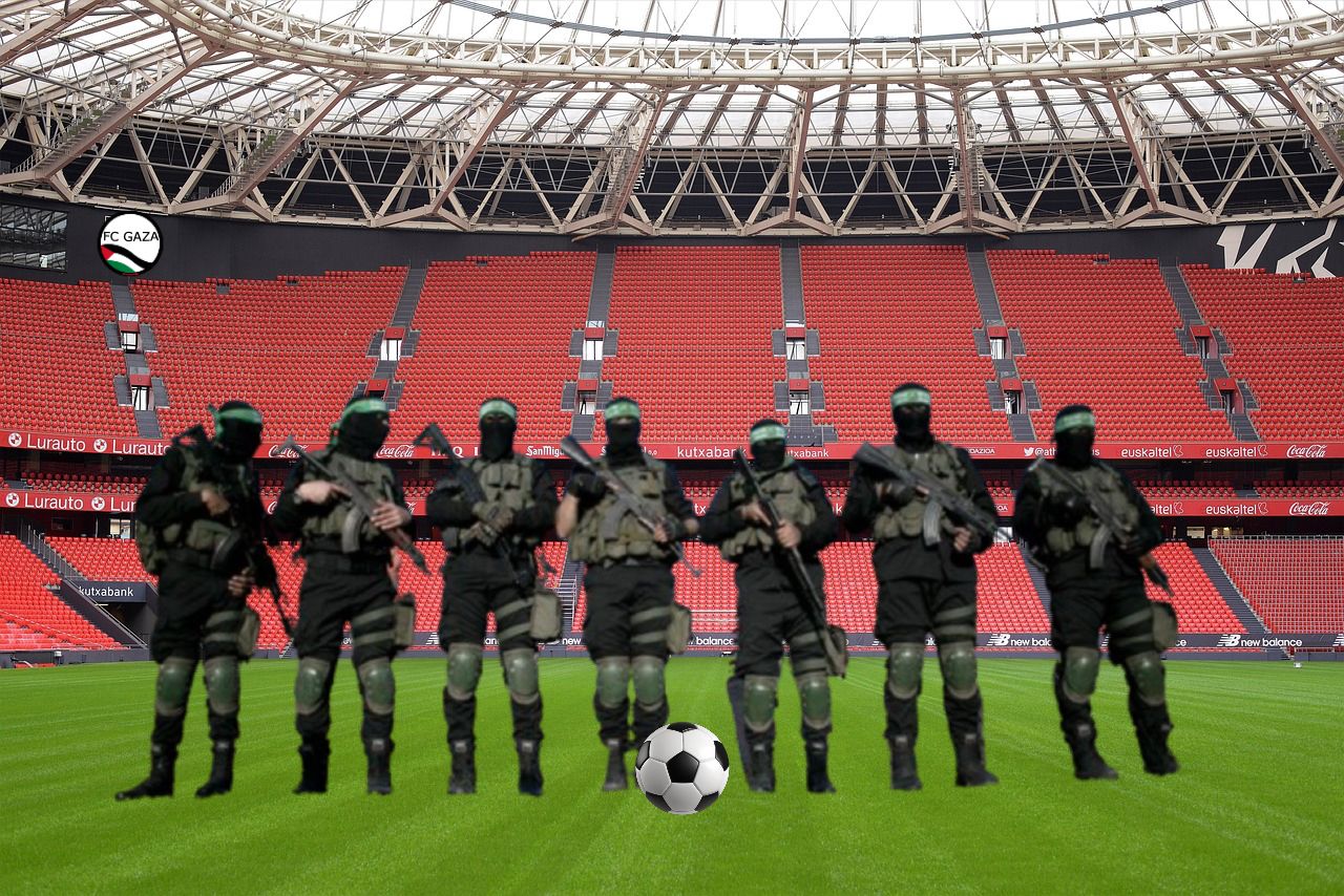 Mannen in legeruniform met wapens in voetbalstadion