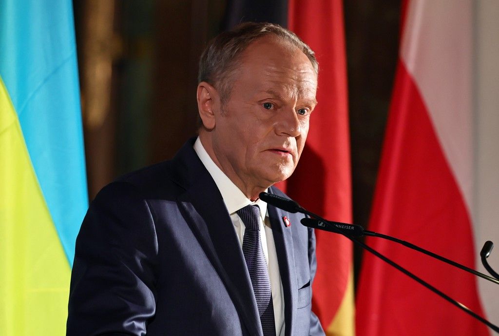 donald tusk voor Oekraïense vlag