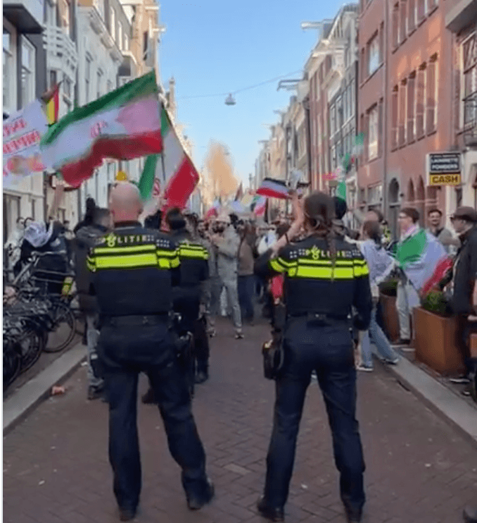 agenten politie voor demonstratie Iran in Amsterdam