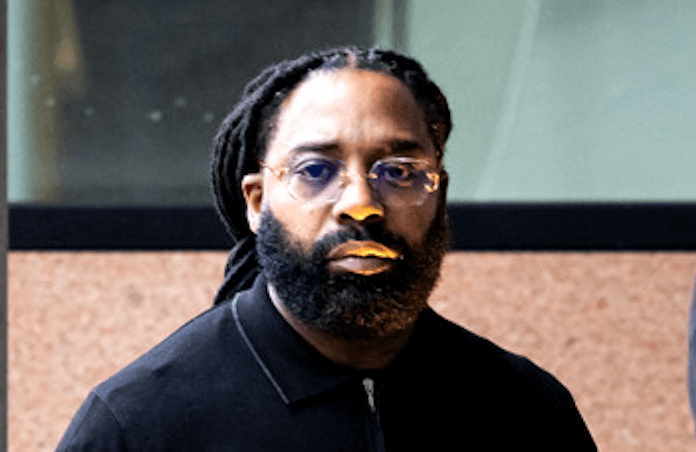 Kempi bedreigt vrouw