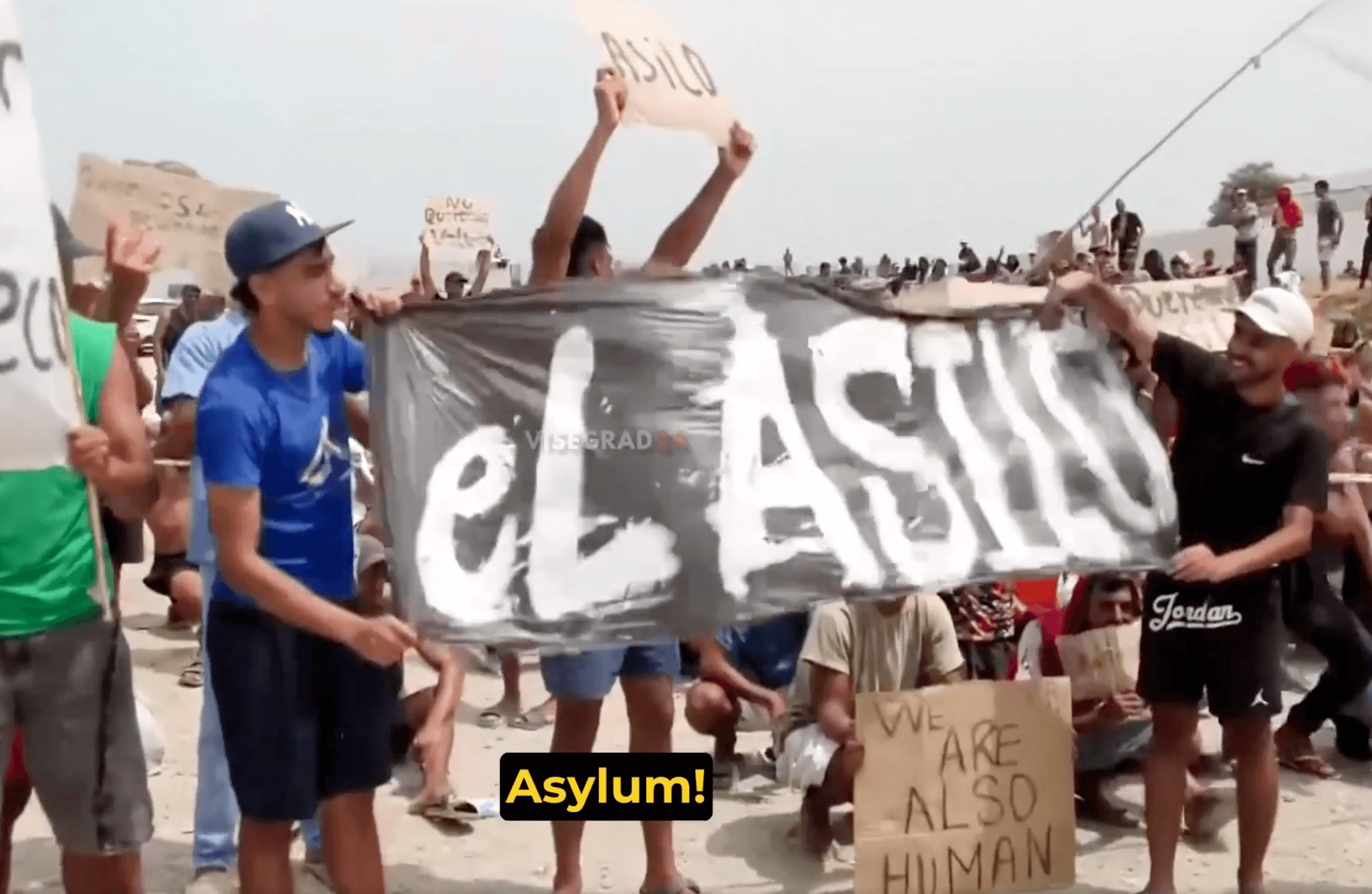 Migranten in Ceuta met spandoek